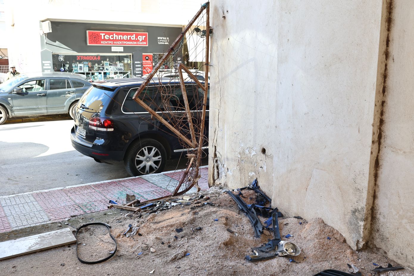 Πώς συνέβη το τραγικό δυστύχημα με τον 24χρονο στη Λούτσα – Έβγαζαν αντικείμενα από το όχημα και τους χτύπησε ο 29χρονος