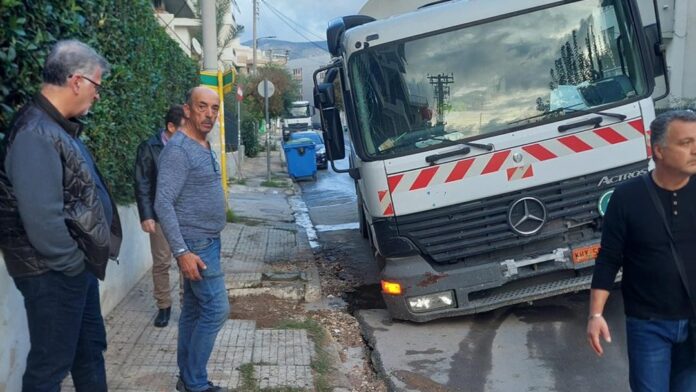 Δ. Αγίου Δημητρίου: Κατέρρευσε το οδόστρωμα και παγιδεύτηκε απορριμματοφόρο