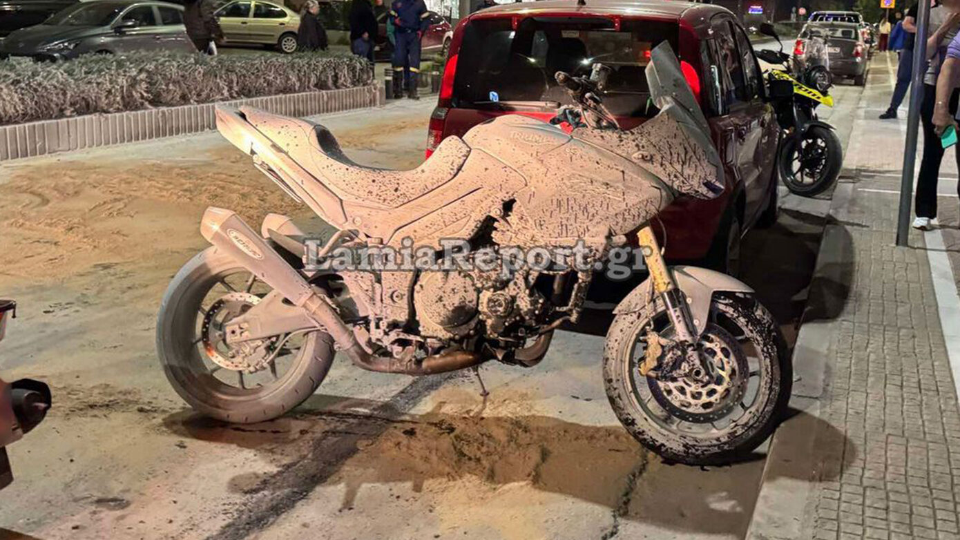 Μοτοσικλέτα τυλίχθηκε στις φλόγες μετά από σύγκρουση στη Λαμία – Ο οδηγός απέφυγε πεζό και συγκρούστηκε με αυτοκίνητο