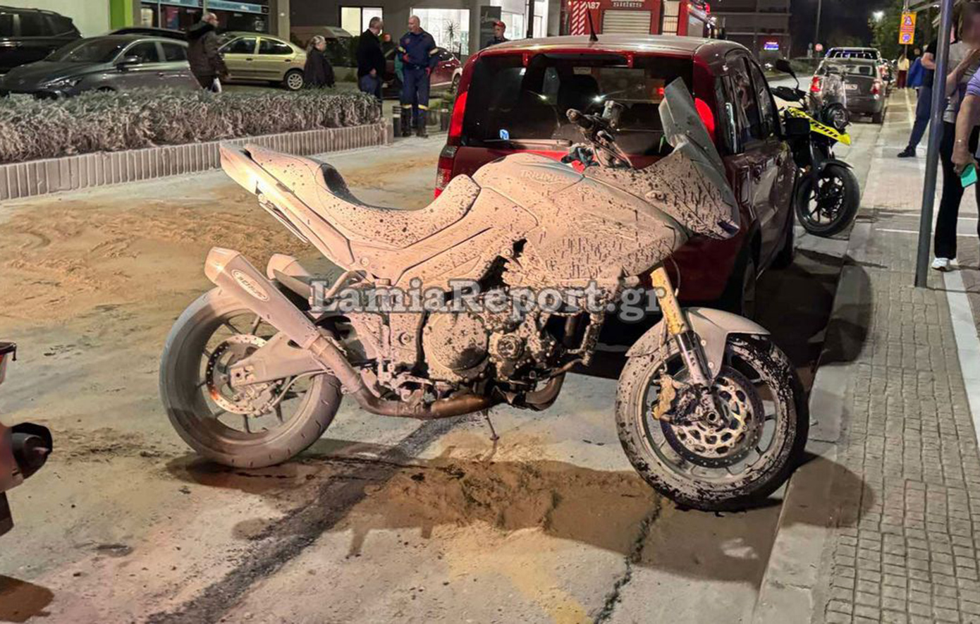 Μοτοσικλέτα τυλίχθηκε στις φλόγες μετά από σύγκρουση στη Λαμία – Ο οδηγός απέφυγε πεζό και συγκρούστηκε με αυτοκίνητο