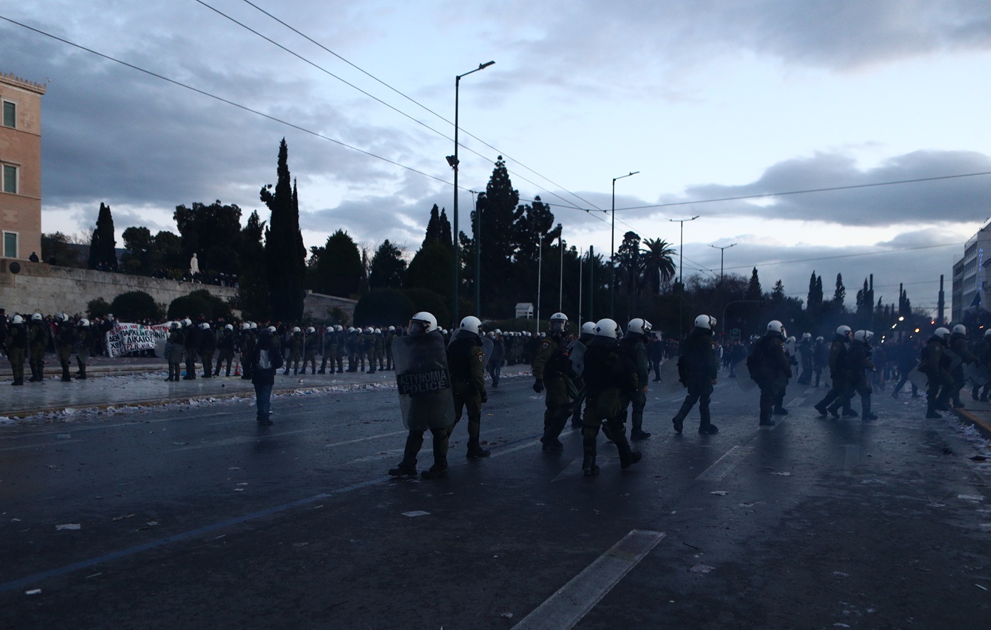 Κατηγορίες για τρία πλημμελήματα σε μέλη του Ρουβίκωνα που ξεδίπλωσαν πανό μπροστά στον Άγνωστο Στρατιώτη