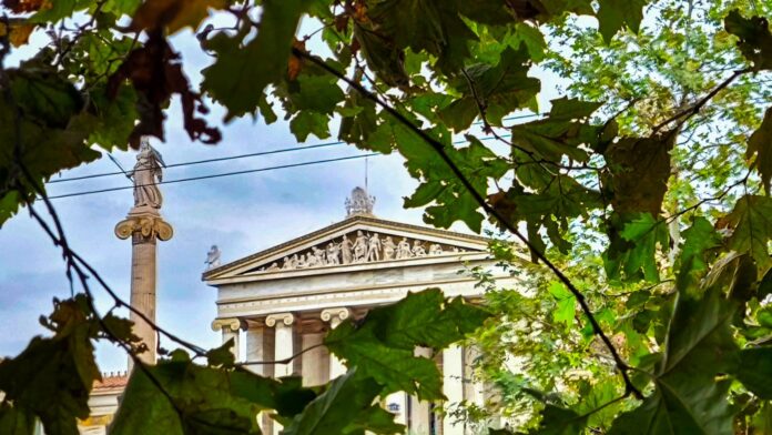 Καιρός: Φθινοπωρινή ατμόσφαιρα, ανοιξιάτικη ζέστη, ήπιοι άνεμοι – Τοπικές βροχοπτώσεις και καταιγίδες στα δυτικά