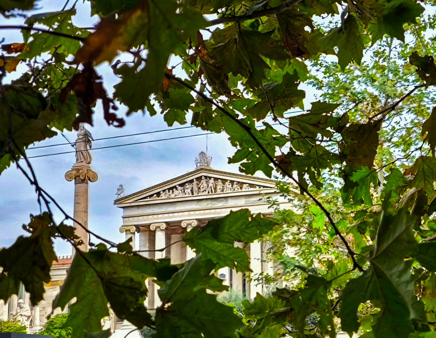 Καιρός: Φθινοπωρινή ατμόσφαιρα, ανοιξιάτικη ζέστη, ήπιοι άνεμοι – Τοπικές βροχοπτώσεις και καταιγίδες στα δυτικά