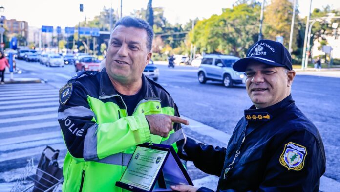 Αποχωρεί ο εμβληματικός τροχονόμος της διασταύρωσης Κηφισίας και Αλεξάνδρας – Συγκίνηση στην αποχαιρετιστήρια βάρδια του