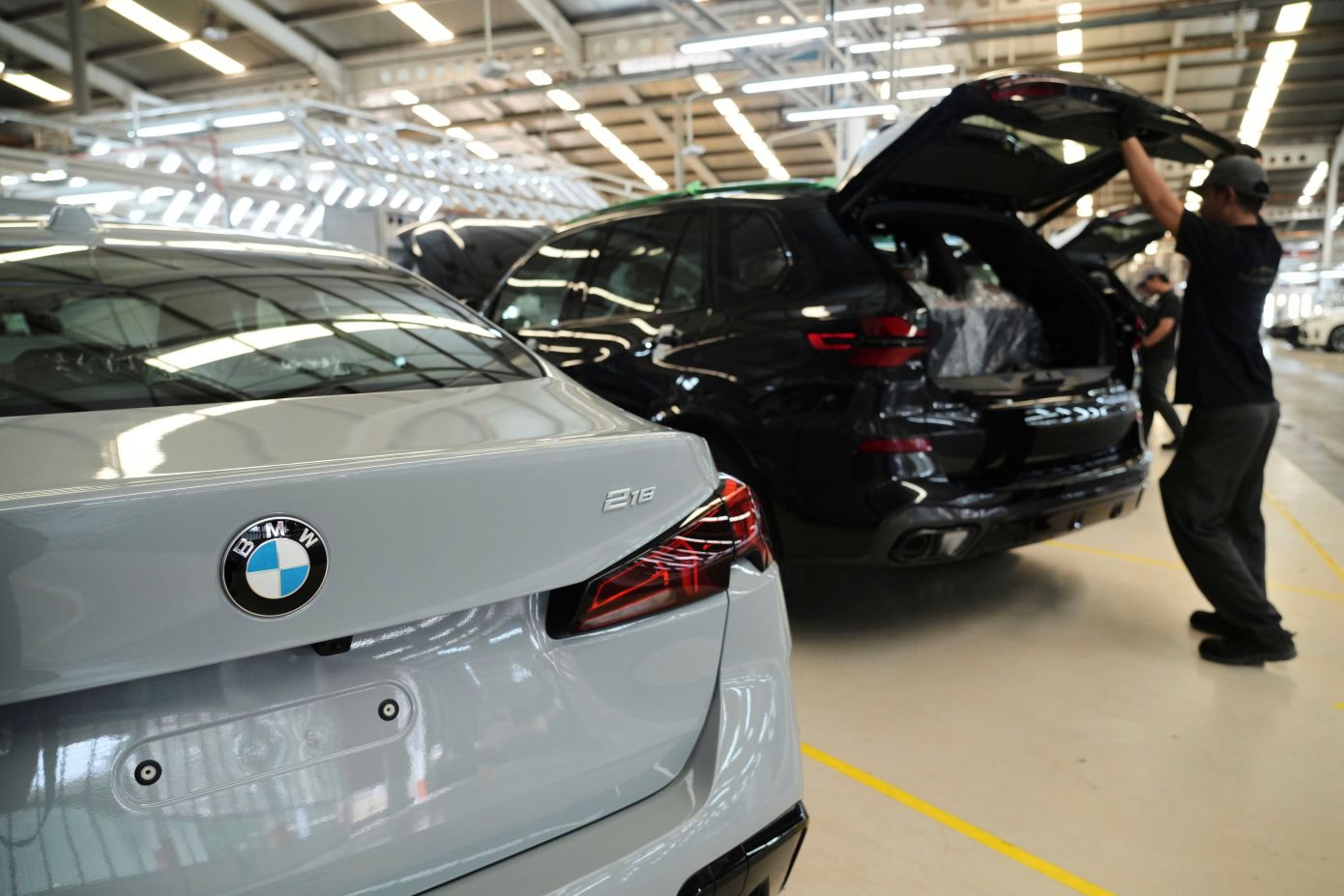 Ανάσα για την ευρωπαϊκή αυτοκινητοβιομηχανία: Η Κίνα μειώνει τους περιορισμούς στις εξαγωγές μικροτσίπ