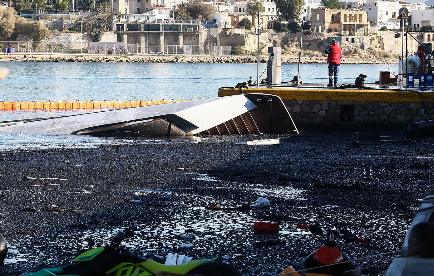 Μώραλης για πυρκαγιά στη Μαρίνα Ζέας: «Μας προβληματίζει που είναι η δεύτερη φορά σε 1,5 χρόνο»