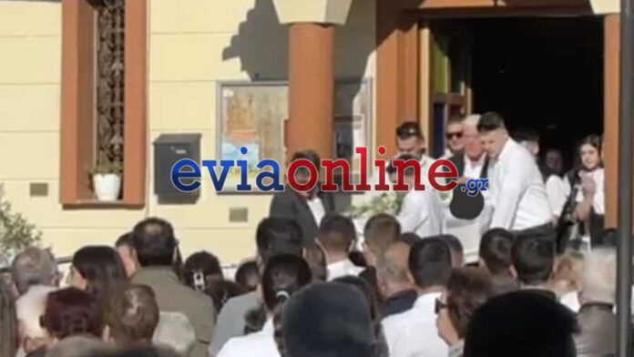 Χαλκίδα: Συγκίνηση στο ύστατο χαίρε στον 20χρονο Μάριο Ρουμπή – Συγγενείς και φίλοι στα λευκά