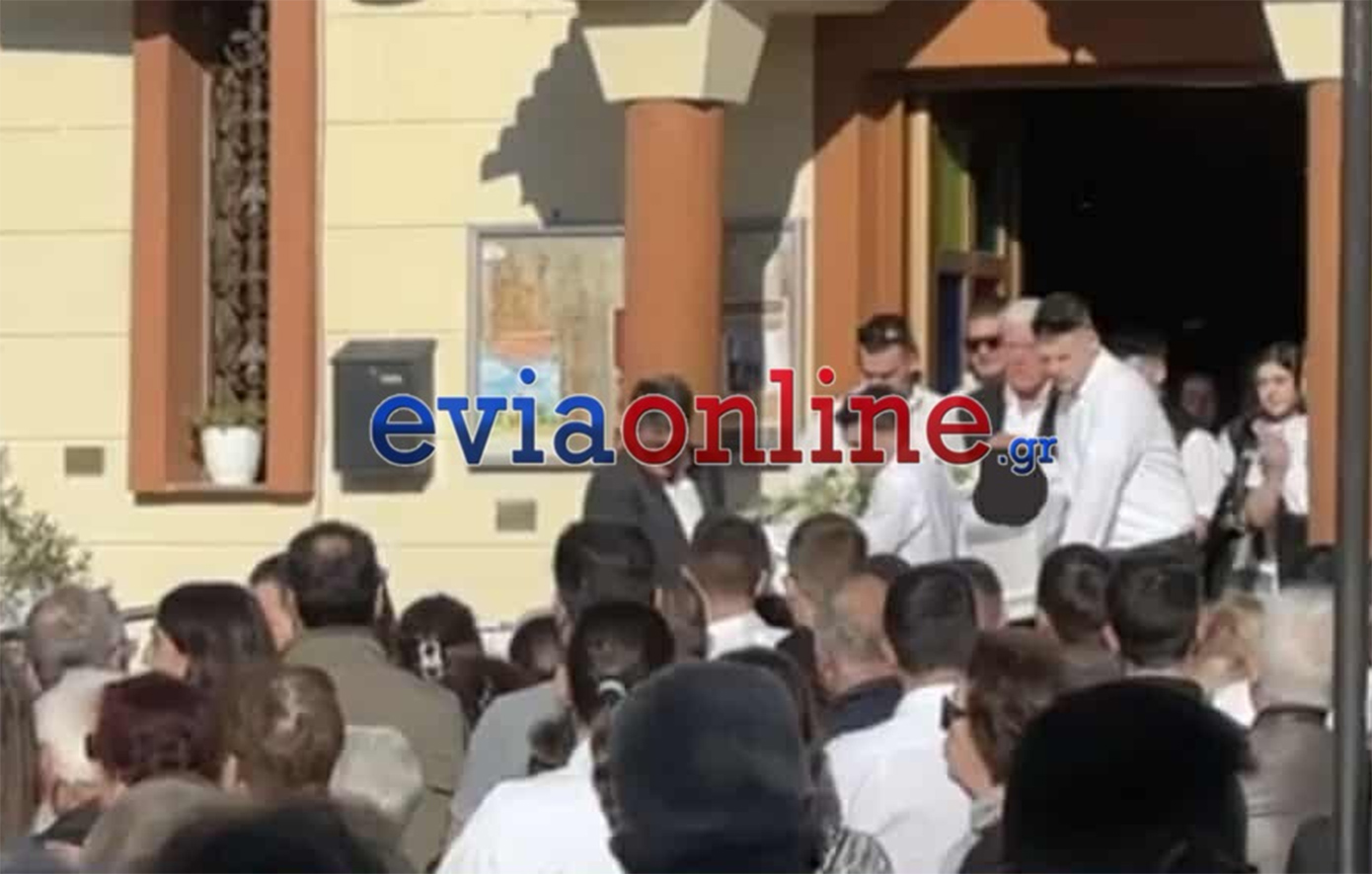 Χαλκίδα: Συγκίνηση στο ύστατο χαίρε στον 20χρονο Μάριο Ρουμπή – Συγγενείς και φίλοι στα λευκά