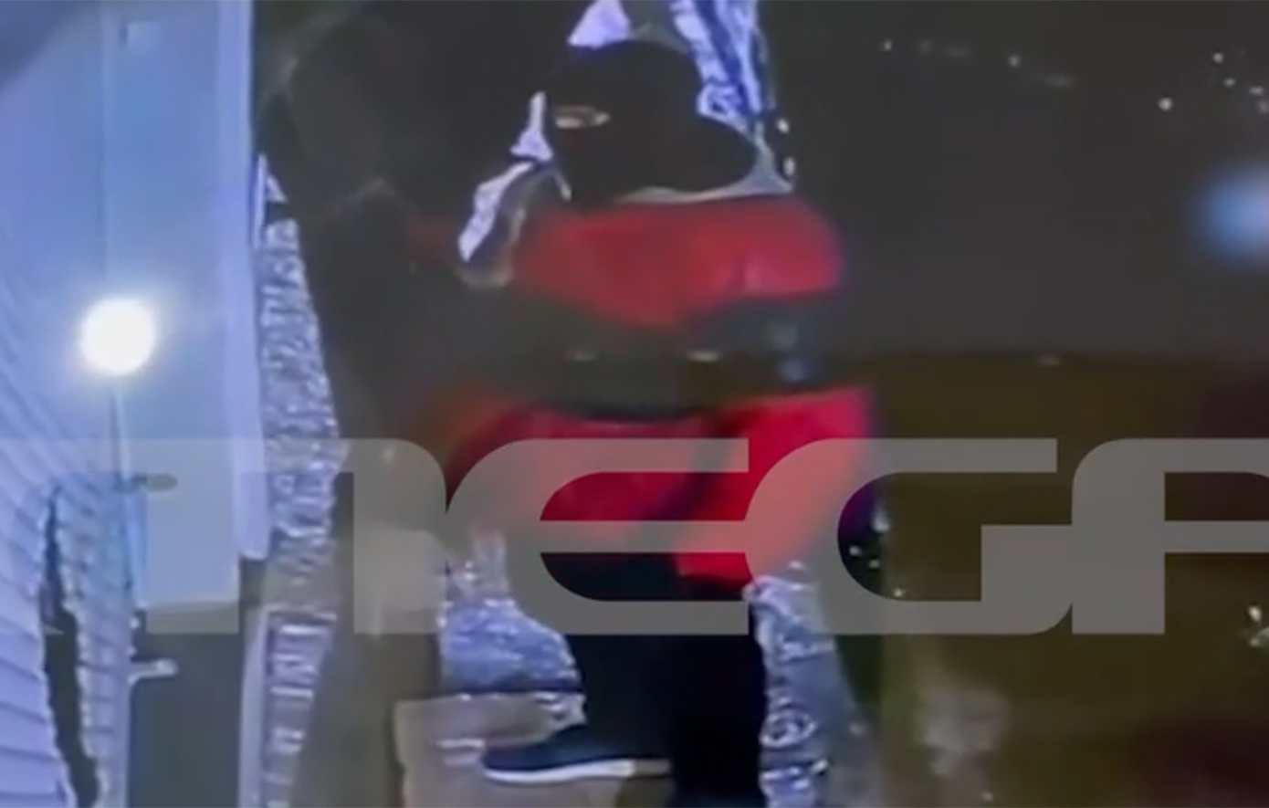 Ληστές εισέβαλαν σε κοσμηματοπωλείο στην Καλαμάτα, άρπαξαν χρυσά κοσμήματα και εξαφανίστηκαν σε δευτερόλεπτα – Δείτε το βίντεο