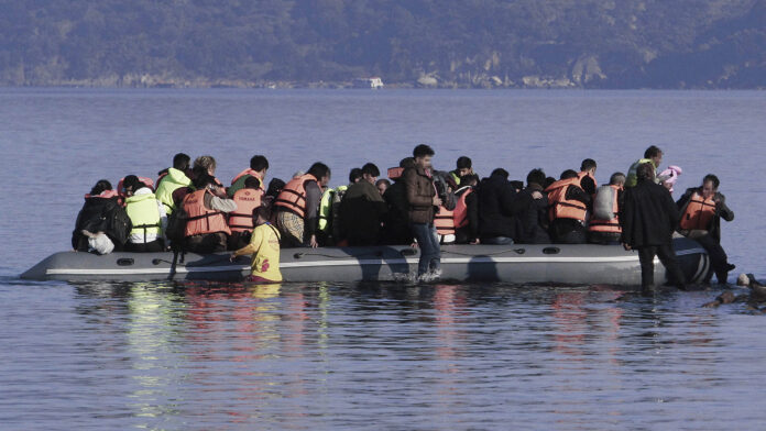 Κρήτη: 58 μετανάστες κατέφθασαν στην Ιεράπετρα ενώ ξεκινούσε άσκηση με πραγματικά πυρά
