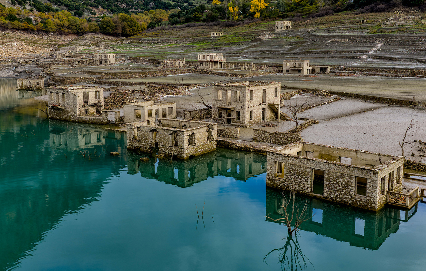 Φρέσκες εικόνες από τη λίμνη του Μόρνου: Το «φάντασμα» χωριό αναδύεται καθώς μειώνεται το νερό