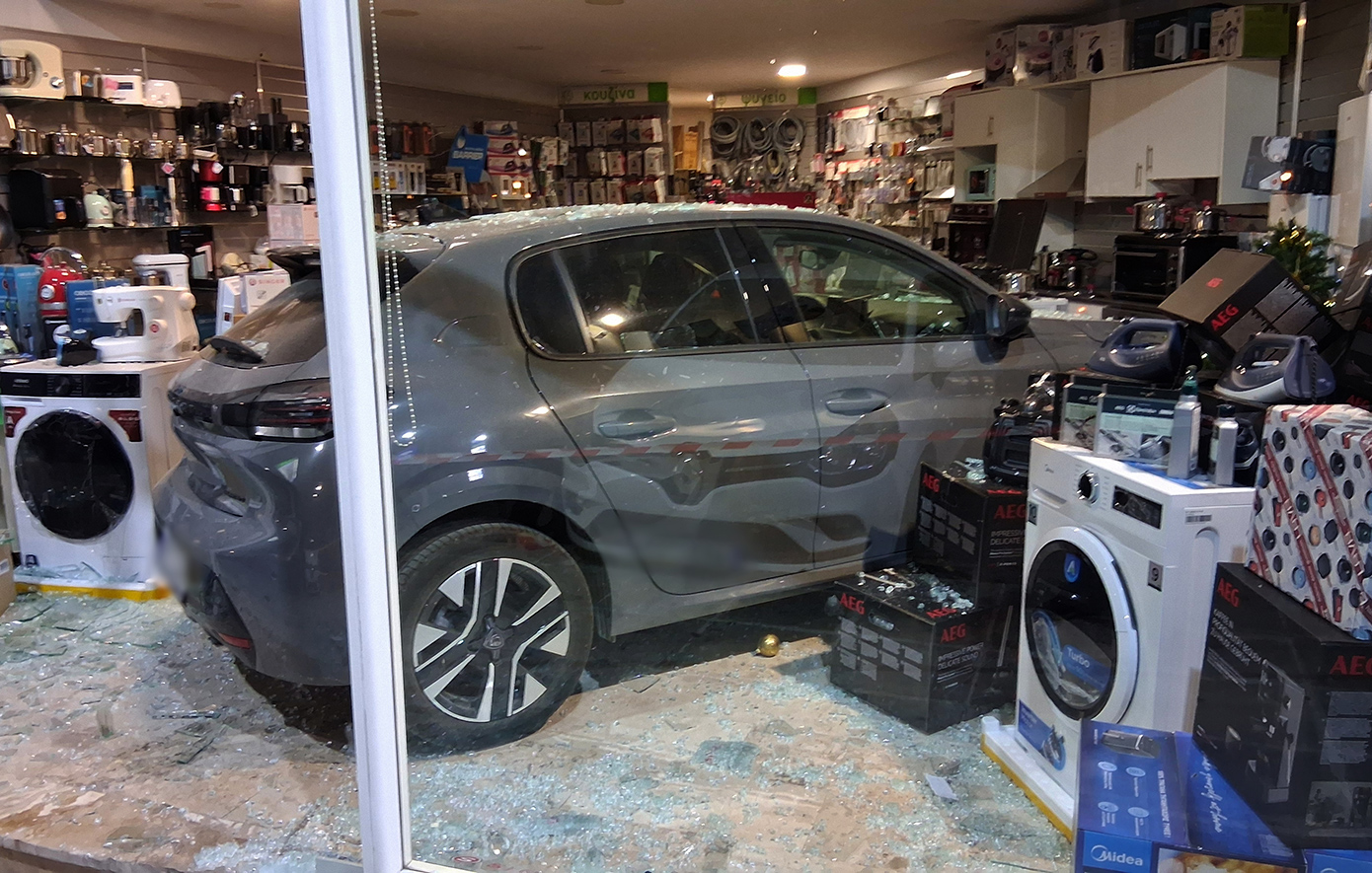 Όχημα «εισέβαλε» σε μαγαζί στο Ναύπλιο – Στο νοσοκομείο η οδηγός