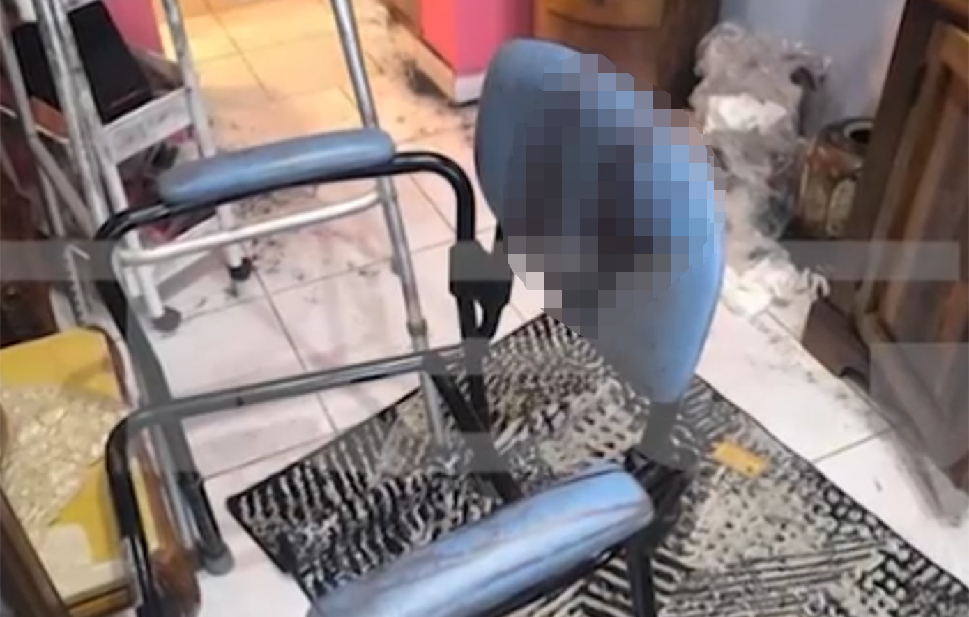 Συγκλονίζουν οι εικόνες από το σπίτι της 75χρονης στη Σαλαμίνα: Αίματα παντού, από τους τοίχους και τις εικόνες Αγίων, μέχρι και στο πι