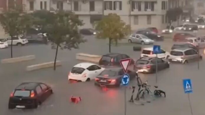 Ισχυρή κακοκαιρία σάρωσε τη Σικελία: Δρόμοι έγιναν ποτάμια και οικογένειες παγιδεύτηκαν στα σπίτια τους