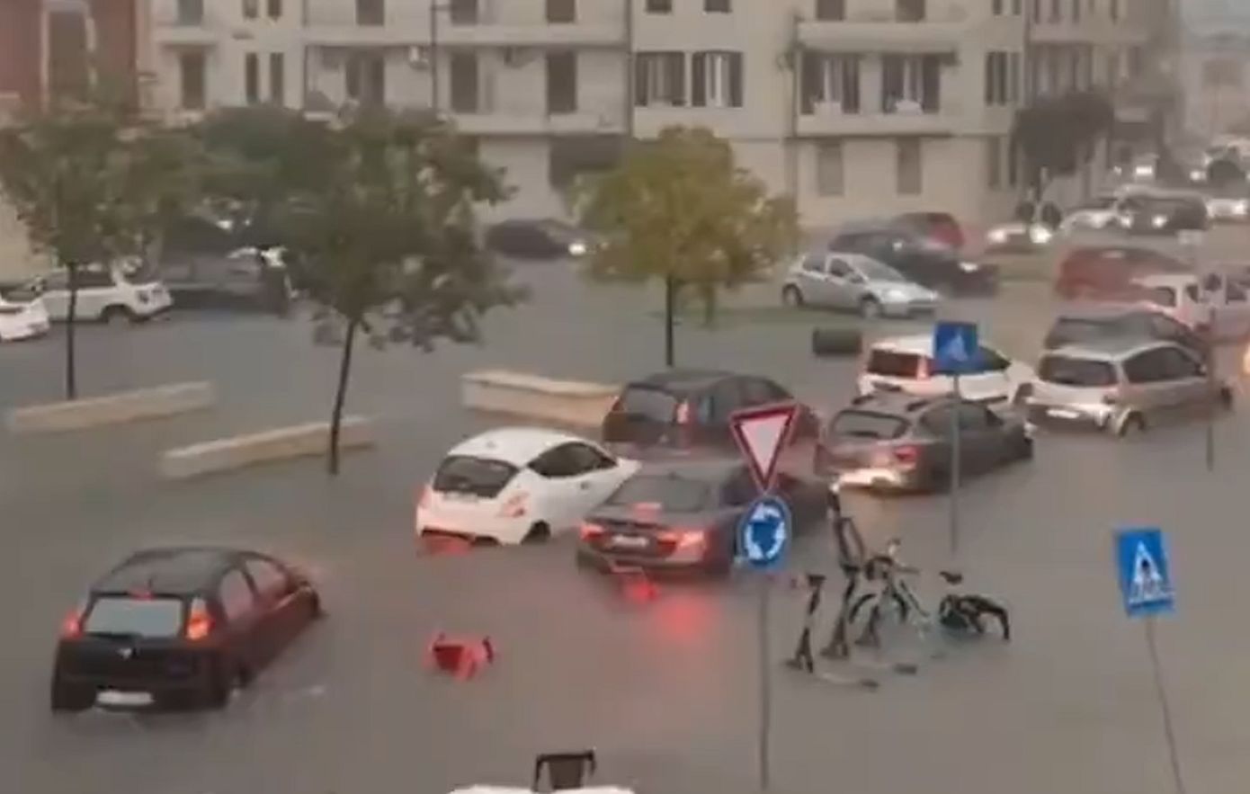 Ισχυρή κακοκαιρία σάρωσε τη Σικελία: Δρόμοι έγιναν ποτάμια και οικογένειες παγιδεύτηκαν στα σπίτια τους