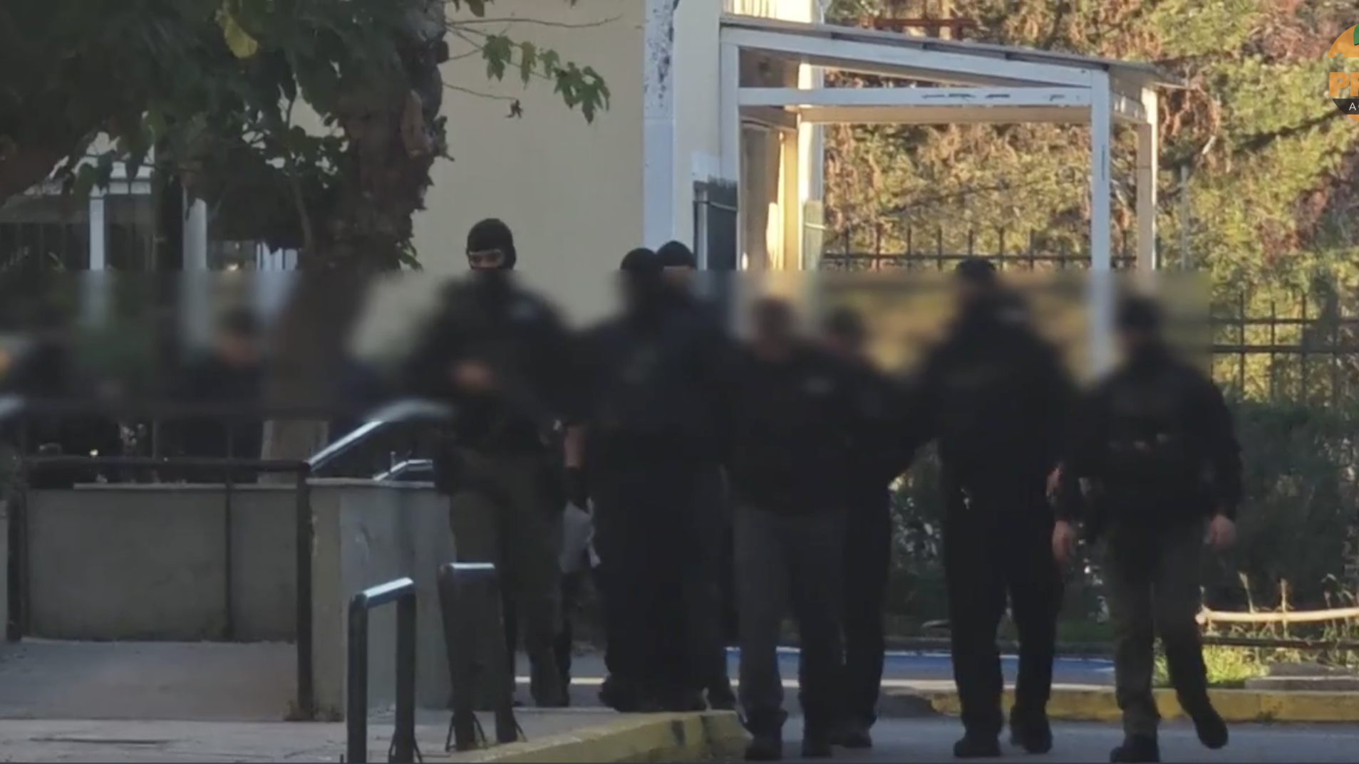 Δολοφονία Λάλα: Πάνω από 100.000 ευρώ, χρυσές λίρες και βαρύς οπλισμός στα σπίτια των συλληφθέντων – Απολογούνται στην Ευελπίδων