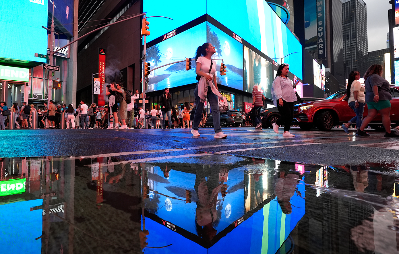 Αμερικανοί προβλέπεται να ξοδέψουν ποσό ρεκόρ στις γιορτές παρά την αβεβαιότητα των δασμών