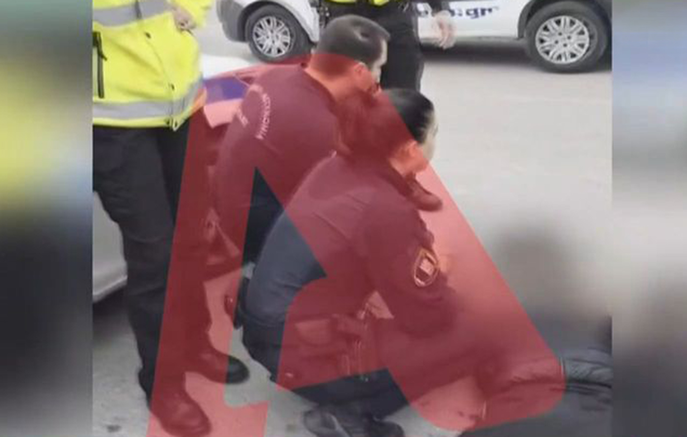 Τροχαίο στη Θηβών: Σκούτερ συγκρούστηκε με περιπολικό – Εκτοξεύτηκε ο οδηγός σε απόσταση αρκετών μέτρων