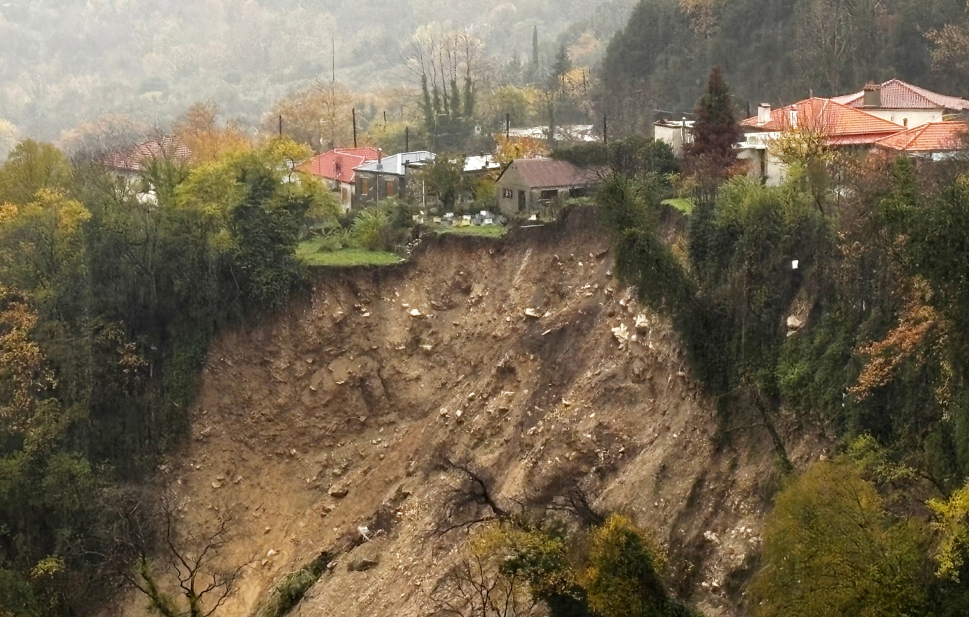 Εντυπωσιακές εικόνες στα Τζουμέρκα: Τεράστια κατολίσθηση από την κακοκαιρία – Σπίτια «αιωρούνται» στον γκρεμό