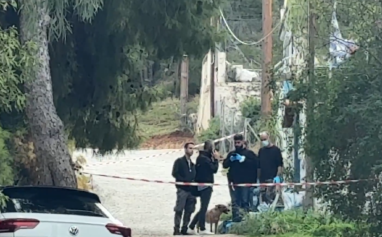 Θανάσιμη ληστεία στη Σαλαμίνα: Σε εξέλιξη οι έρευνες της ΕΛ.ΑΣ στο σπίτι της ηλικιωμένης