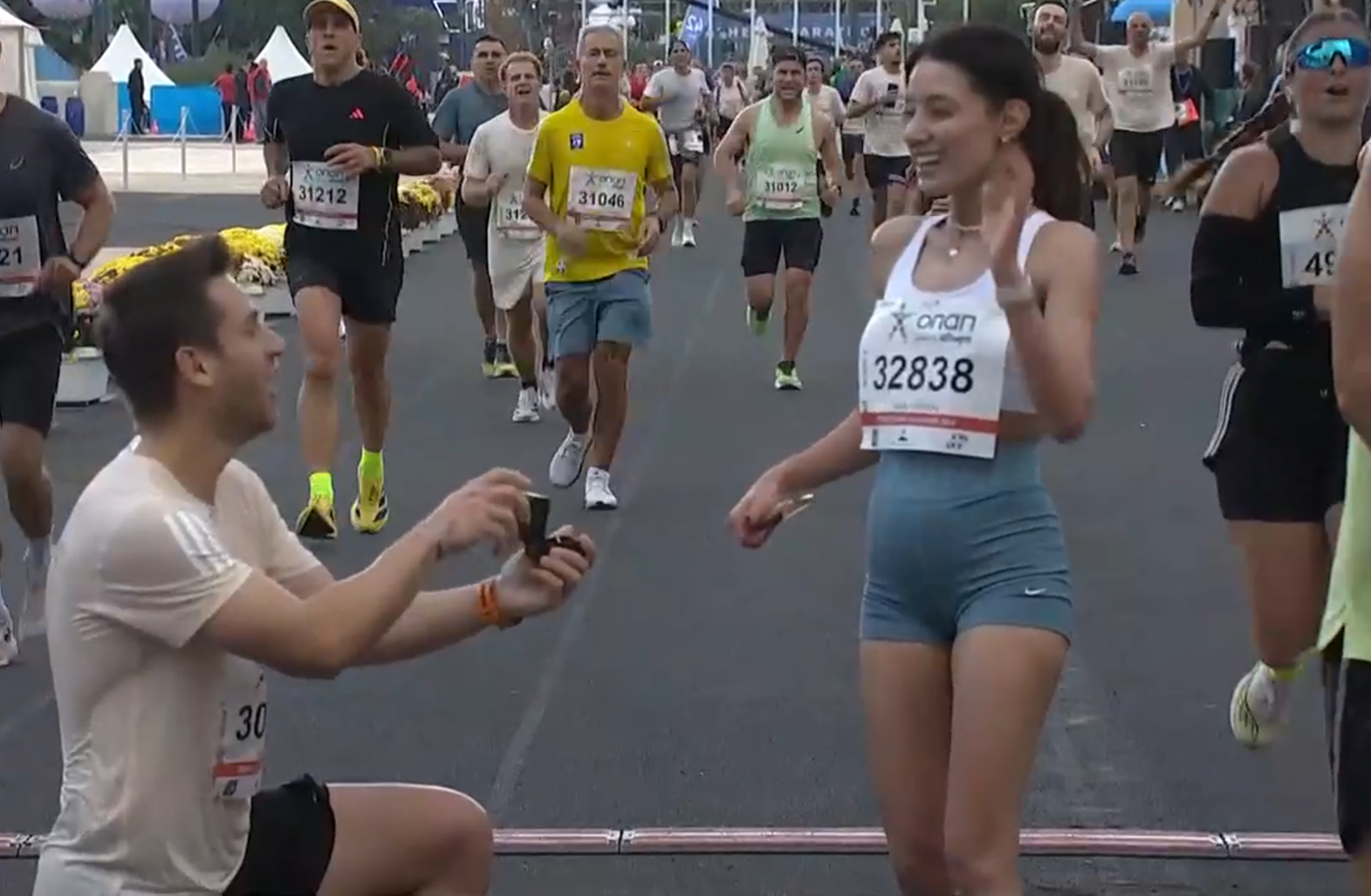 Συγκλονιστική στιγμή στο Παναθηναϊκό Στάδιο: Δρομέας γονάτισε στον τερματισμό του Μαραθωνίου και έκανε πρόταση γάμου στην αγαπημένη του