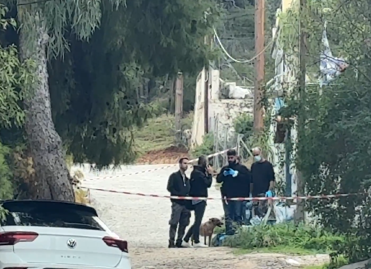 Θανάσιμη ληστεία στη Σαλαμίνα: Σε εξέλιξη οι έρευνες της ΕΛ.ΑΣ στο σπίτι της ηλικιωμένης