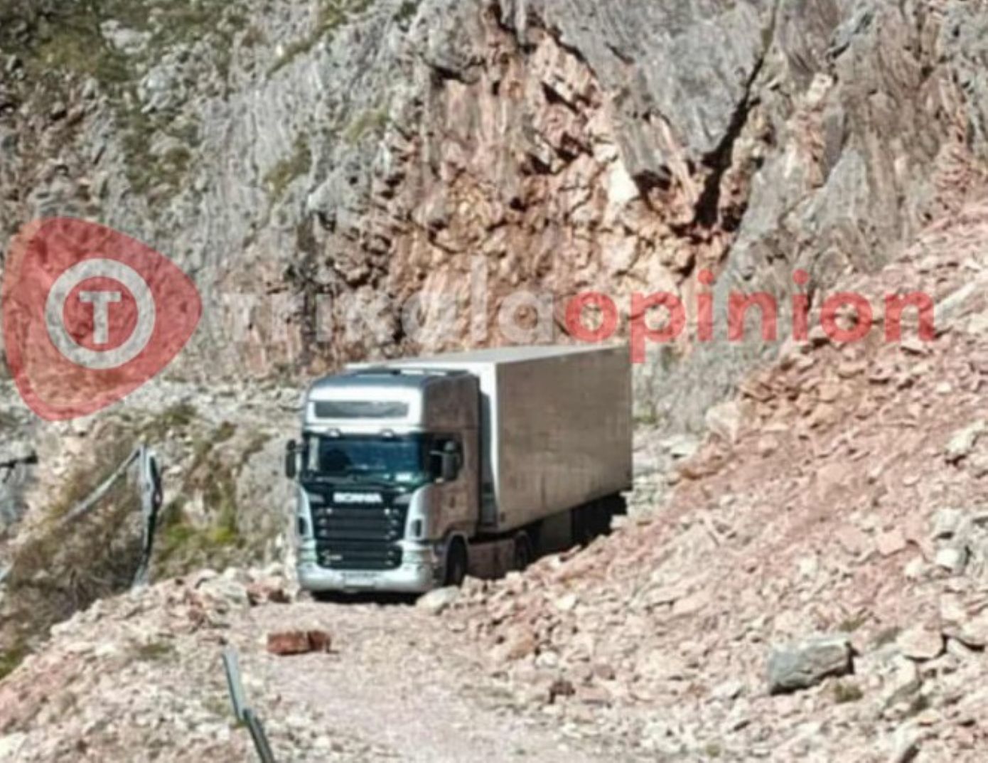 Οδηγός φορτηγού παγιδεύτηκε σε χωματόδρομο στα Τρίκαλα λόγω λάθους του GPS