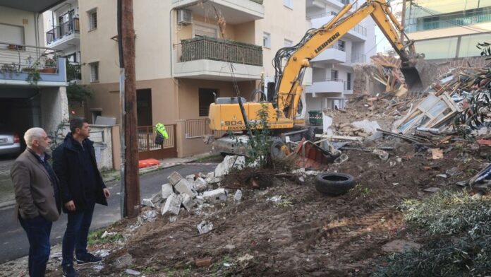 Δ.Λαρισαίων: Συνεχίζονται οι κατεδαφίσεις επικίνδυνων οικοδομών