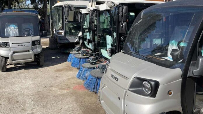 Ο Δήμος Παλλήνης αναβαθμίζει τον στόλο καθαριότητας με επτά καινούργια ηλεκτρικά οχήματα