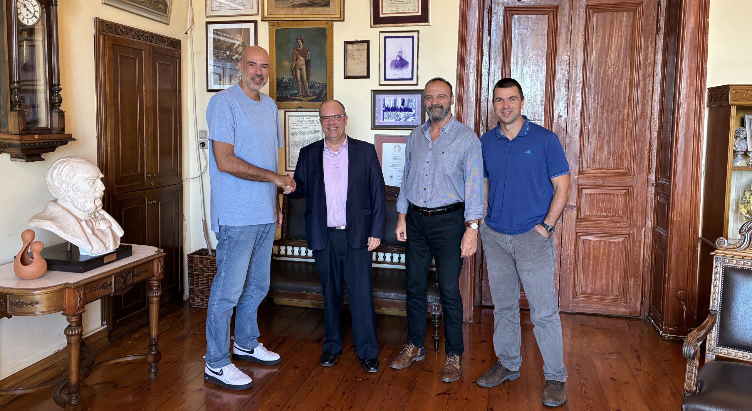 Συνάντηση Δημάρχου Σύρου-Ερμούπολης με τον πρώην διεθνή καλαθοσφαιριστή Γ. Καράγκουτη.