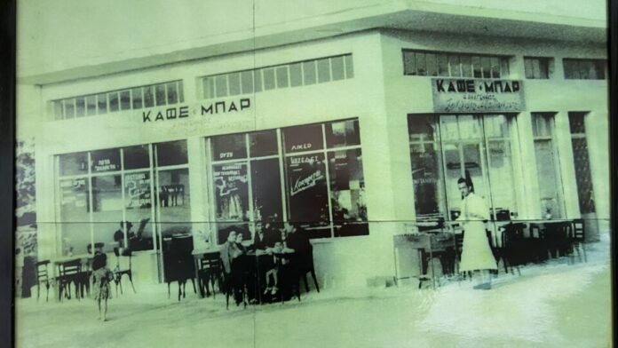 Τα καφενεία στις συνοικίες του Αιγάλεω αναβιώνουν τη μουσική κληρονομιά