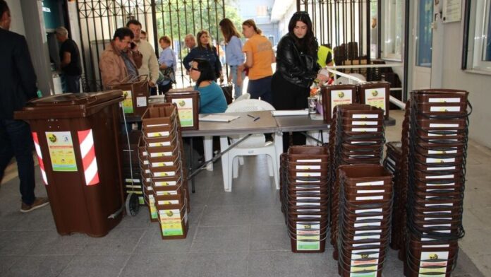 Άρχισε η διάθεση καφέ κάδων σε όλα τα σπίτια του Δήμου Χανίων