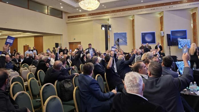 ΚΕΔΕ: Με εντάσεις και δραματική ψηφοφορία έκλεισε το συνέδριο της ΚΕΔΕ