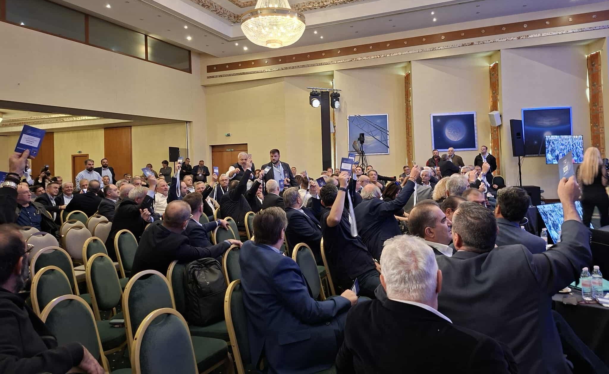 ΚΕΔΕ: Με εντάσεις και δραματική ψηφοφορία έκλεισε το συνέδριο της ΚΕΔΕ