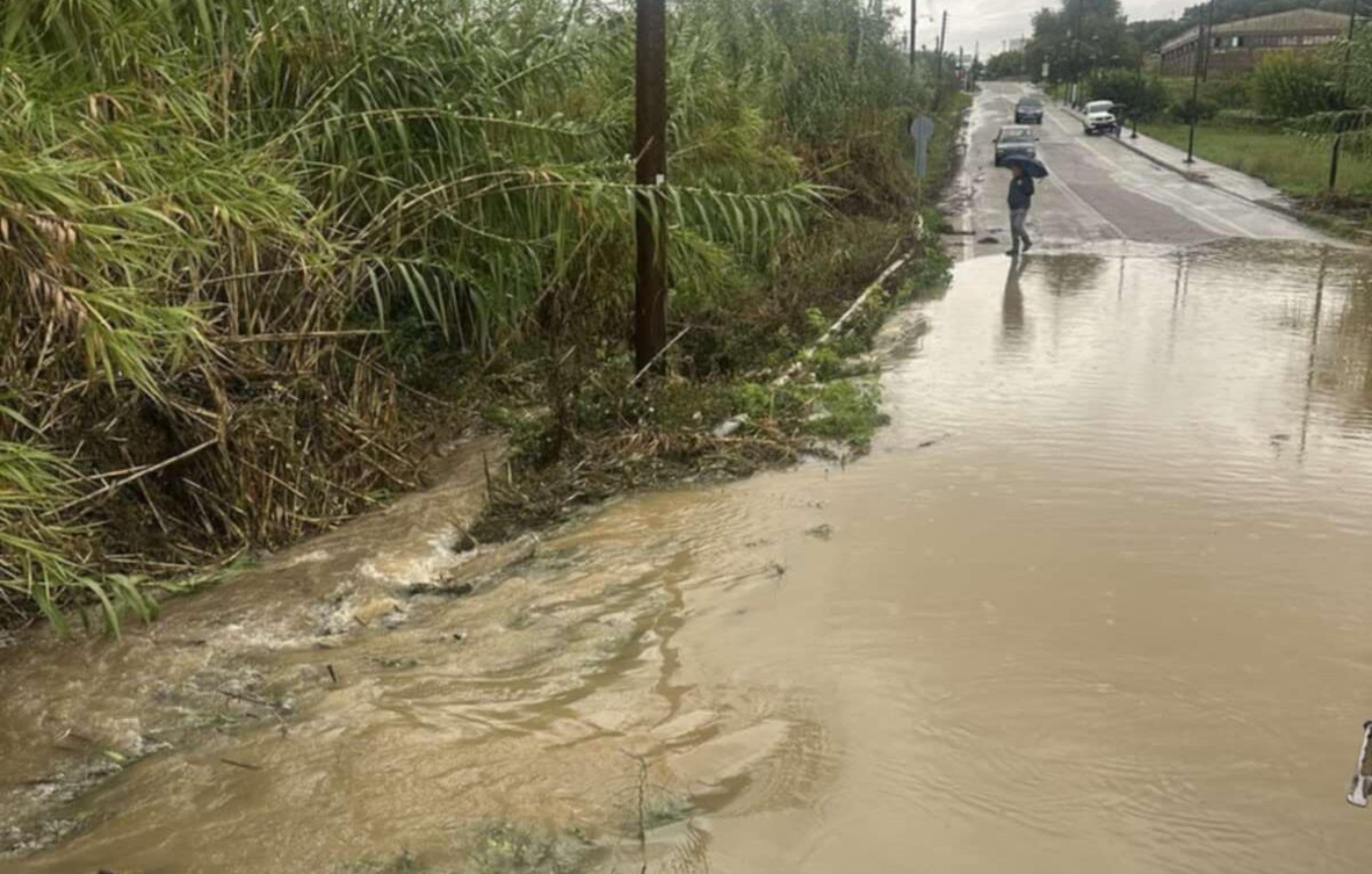 Δυσκολίες από την κακοκαιρία στο Αγρίνιο – Πλημμυρισμένοι δρόμοι και χωράφια, εισροή νερών σε σπίτια
