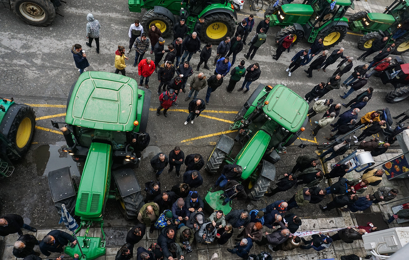 Συγκρούσεις και δακρυγόνα στον Πλατύκαμπο πριν το αγροτικό μπλόκο στη Νίκαια