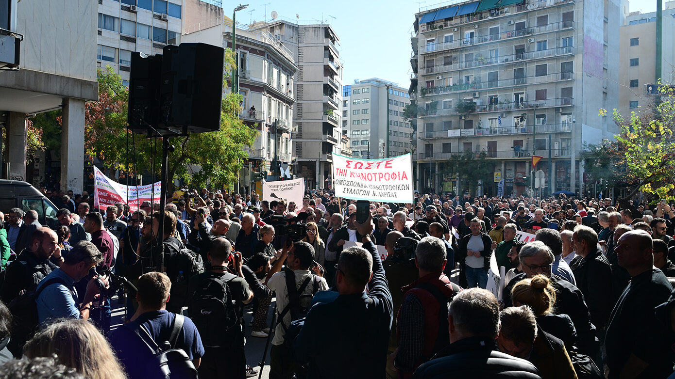 Οι αγρότες στο υπουργείο Αγροτικής Ανάπτυξης, απειλούν με ένταση