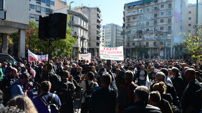 Οι αγρότες στο υπουργείο Αγροτικής Ανάπτυξης, απειλούν με ένταση