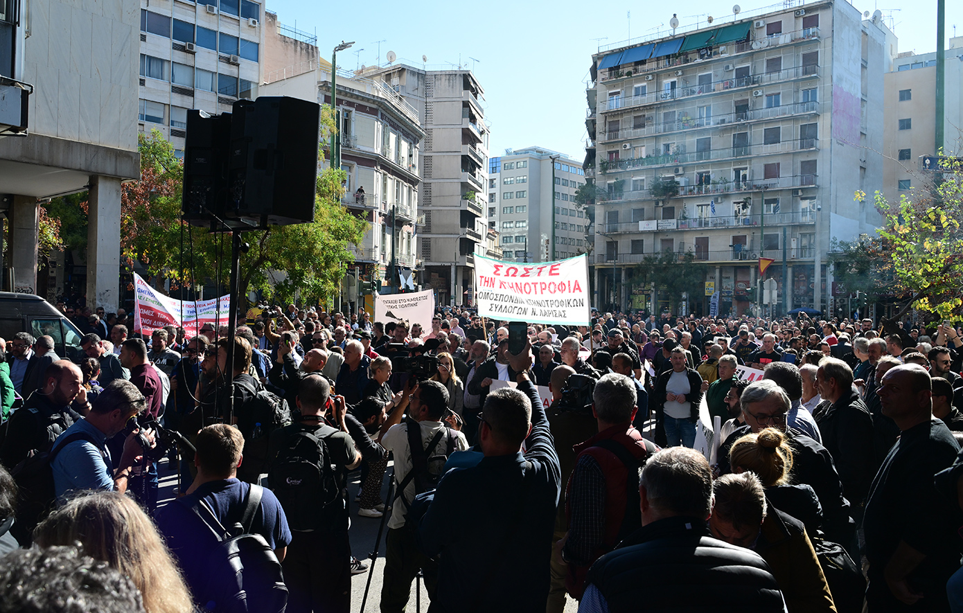Οι αγρότες στο υπουργείο Αγροτικής Ανάπτυξης, απειλούν με ένταση