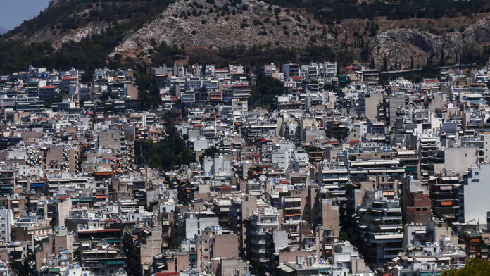 Αθήνα: Η δεύτερη ακριβότερη πόλη στην Ευρώπη για αγορά κατοικίας – 15 χρόνια μισθών για ένα σπίτι 70 τ.μ.