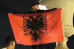 Η πλατεία Συντάγματος «βάφτηκε» κόκκινη από Αλβανούς που τίμησαν την Ημέρα Ανεξαρτησίας – Σημαίες, κόρνες και χοροί