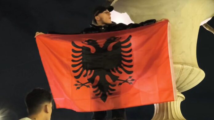 Η πλατεία Συντάγματος «βάφτηκε» κόκκινη από Αλβανούς που τίμησαν την Ημέρα Ανεξαρτησίας – Σημαίες, κόρνες και χοροί
