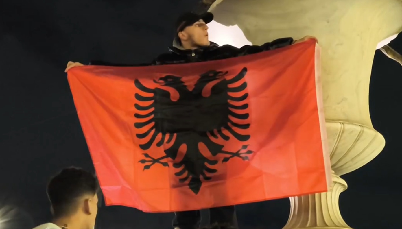 Η πλατεία Συντάγματος «βάφτηκε» κόκκινη από Αλβανούς που τίμησαν την Ημέρα Ανεξαρτησίας – Σημαίες, κόρνες και χοροί