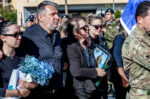Δραματικές στιγμές στο Τυμπάκι: Με τον εθνικό ύμνο στην τελευταία του κατοικία ο 19χρονος Ραφαήλ – Φίλοι και συγγενείς με λευκά τριαντάφυλλα