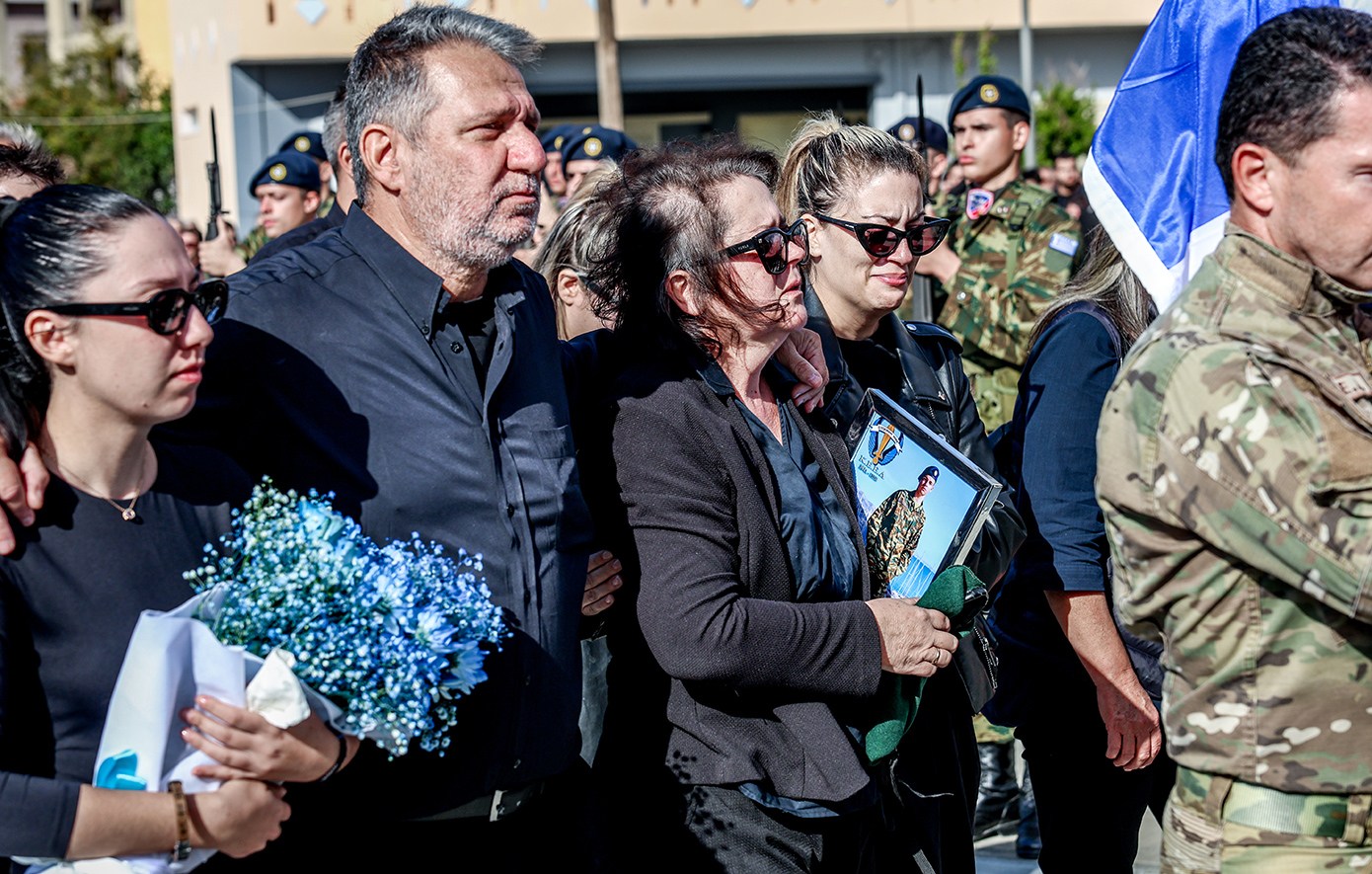 Δραματικές στιγμές στο Τυμπάκι: Με τον εθνικό ύμνο στην τελευταία του κατοικία ο 19χρονος Ραφαήλ – Φίλοι και συγγενείς με λευκά τριαντάφυλλα