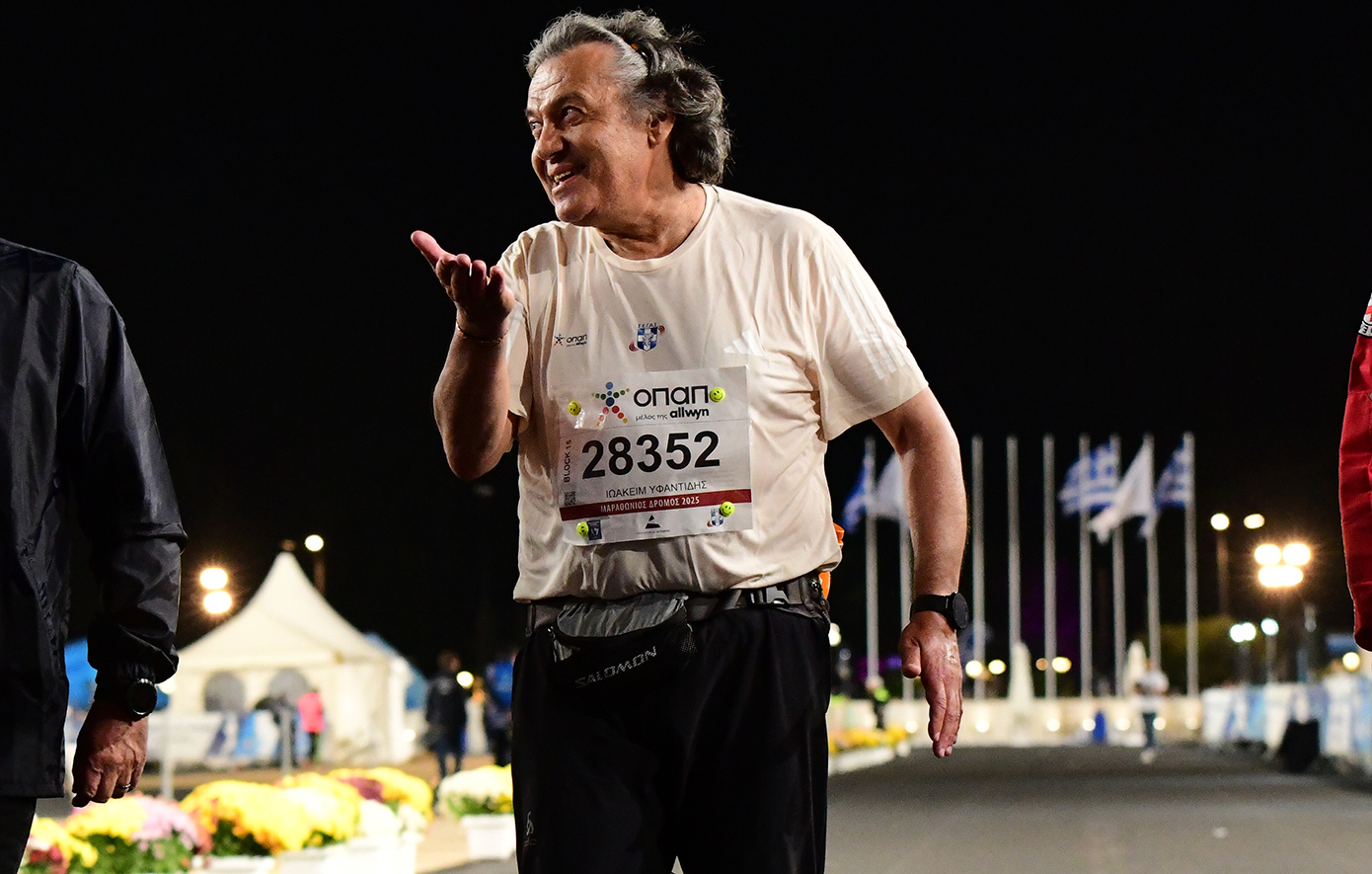 Συγκίνηση και θερμά χειροκροτήματα για τον 67χρονο που τερμάτισε τελευταίος στον 42ο Αυθεντικό Μαραθώνιο