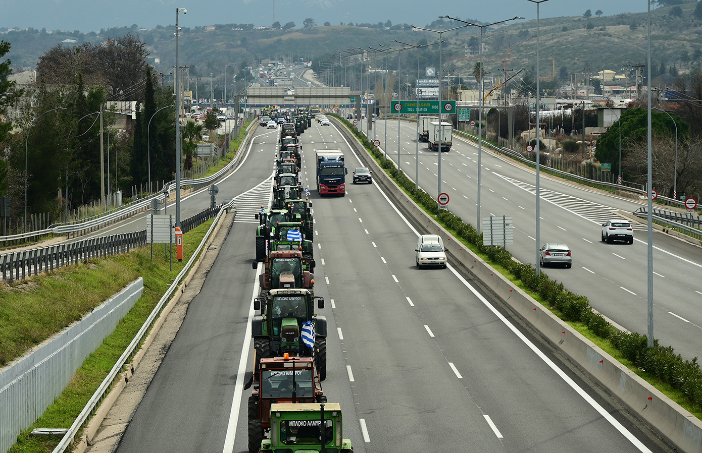 Αγροτικό μπλόκο στην Ε.Ο. Αθηνών – Θεσσαλονίκης, στον κόμβο της Νίκαιας, την Κυριακή 30 Νοεμβρίου