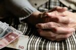 Ασφαλιστικά Ταμεία: Μειωμένο πλεόνασμα εξαιτίας αυξημένων συνταξιοδοτικών εξόδων και επιδοματικών δεσμεύσεων
