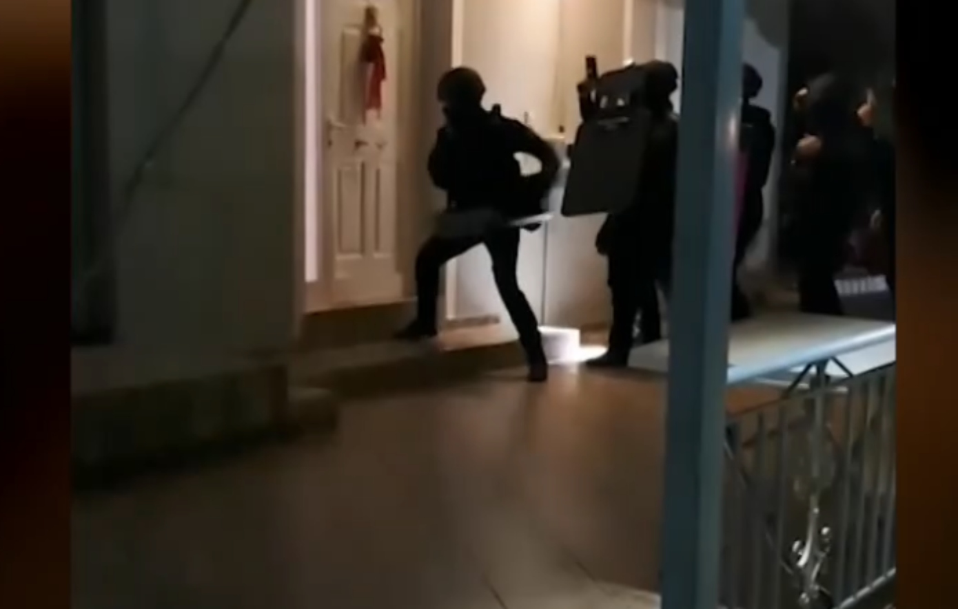 Φρέσκο βίντεο από την επιχείρηση της αστυνομίας σε σπίτια σπείρας που ξεγελούσε ηλικιωμένους – 40 συλλήψεις σε Αττική και Κορινθία