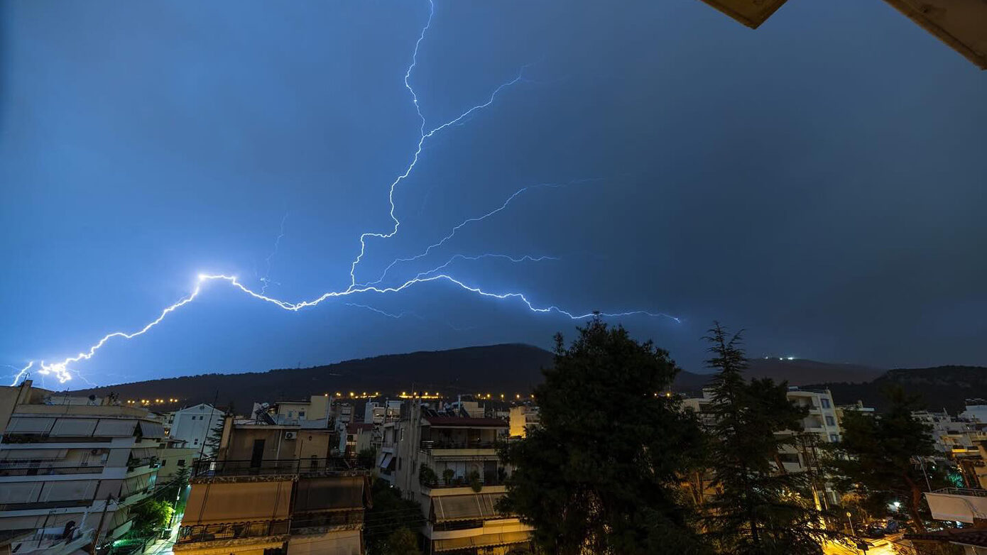 Σπάνιο φαινόμενο: «ανάποδος κεραυνός» στον Υμηττό εν μέσω κακοκαιρίας Adel – Όσα ξέρουμε για το φαινόμενο